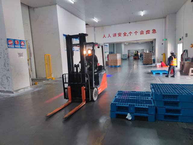 叉车在进行水产品装卸工作。 叉车在进行水产品装卸工作。