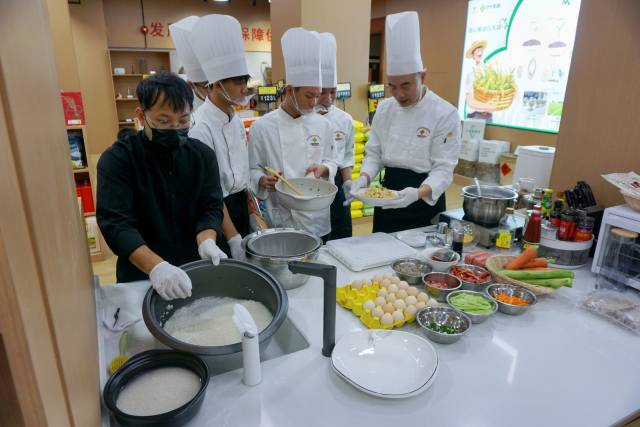 粤菜大厨现场烹饪丝苗米美食。 粤菜大厨现场烹饪丝苗米美食。